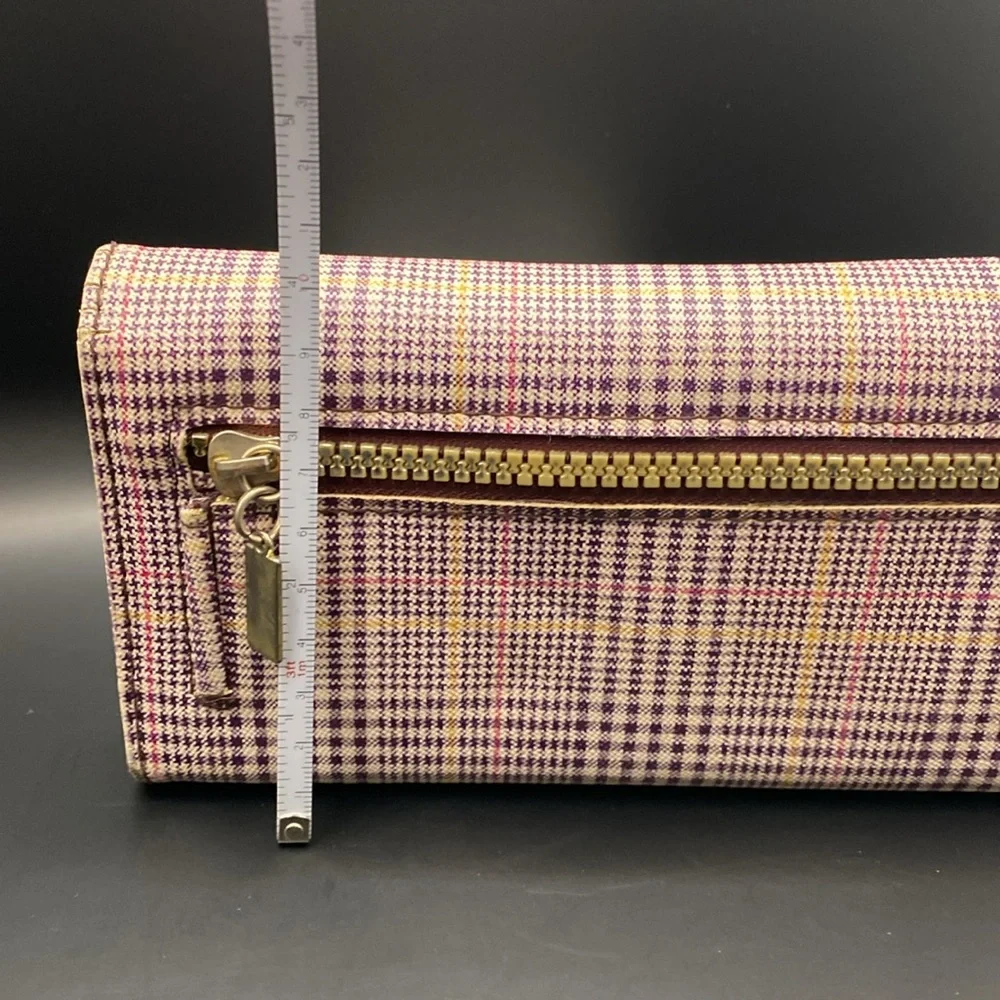 Super cute ladies wallet. All zippers and closures work as they should. - Picture 8 of 12